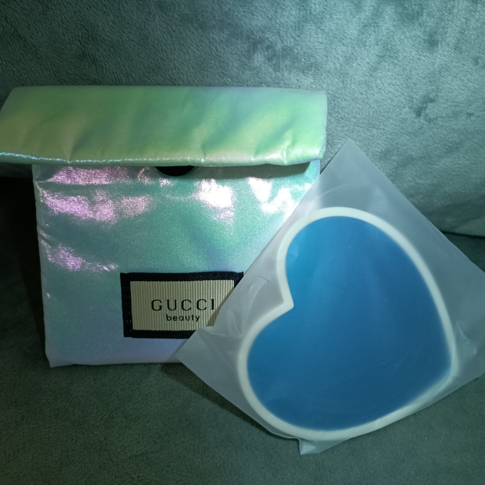 GUCCI IRIDESCENT POUCH WITH BLUE HEART MIRROR NEW